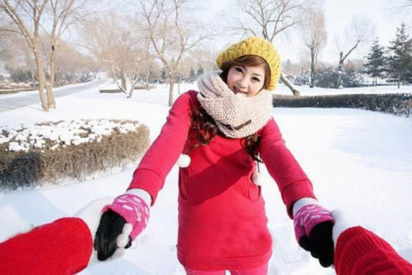 5. Đầu gối: Đầu gối sẽ bị cứng và đau nếu bị lạnh, nhất là các bạn gái có thể bị nhiễm lạnh khi mặc váy, nên sử dụng quần áo và chăn để bảo vệ đầu gối khi trời lạnh.