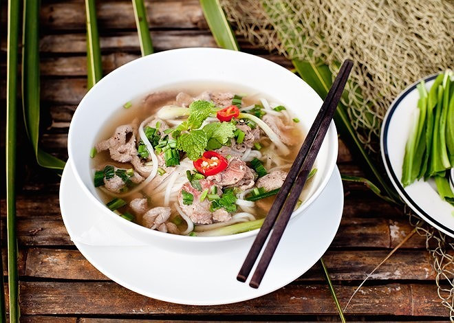 Thay vào đó, Jason cho rằng bạn không cần ăn sáng ngay khi mới ngủ dậy. Mặc dù một số người cho rằng ăn sáng có thể bổ sung sinh lực cần thiết cho cả ngày nhưng thực tế, cơ thể tiết ra hormone tăng trưởng và các tuyến thượng thận hoạt động theo yêu cầu của đồng hồ sinh học vào ban đêm.