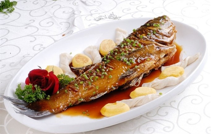 2. Gan: Gan của hầu hết các loại cá không có độc, nhưng một số loại cá lại tích tụ độc tố trong gan như cá thu, cá mập và các loại cá có hàm lượng vitamin A, vitamin D và chất béo trong gan cao.