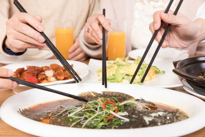 Con người không những không ăn được mà gia cầm, gia súc sau khi ăn phải cũng có thể bị ngộ độc. Các loại cá nhiễm độc trứng phổ biến bao gồm cá da trơn, cá tầm, cá mè, cá dày, cá trê, hãy nhớ không ăn trứng của chúng.