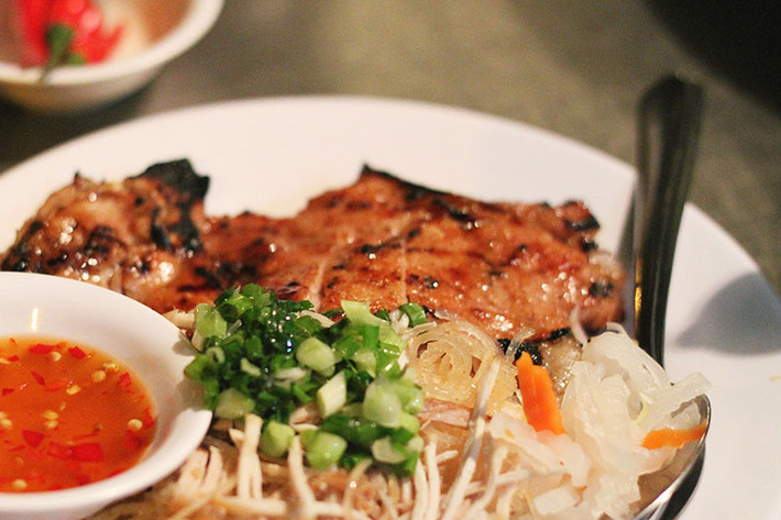 Thứ hai, ngồi lâu sau bữa ăn mà không chịu vận động: Nhiều người trung niên và cao tuổi có thói quen xấu như vậy, cứ sau khi ăn xong lại ngồi trên ghế sô pha, xem tivi và chơi điện thoại di động.