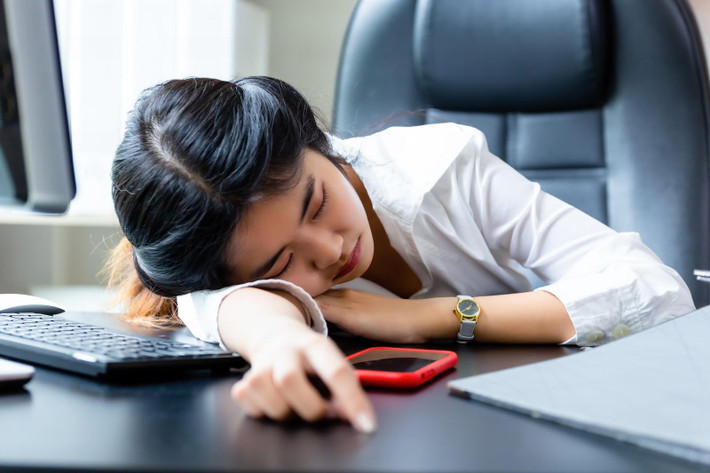 Ngủ ngay sau khi ăn sẽ ảnh hưởng đến quá trình tiêu hoá và hấp thụ, khiến một lượng lớn thức ăn trào ngược trở lại, tăng gánh nặng cho đường tiêu hóa và ảnh hưởng đến lưu lượng máu đi khắp cơ thể. Quan trọng hơn, ngủ ngay sau khi ăn xong còn dẫn đến lượng máu và oxy cung cấp cho não không đủ, dễ gây ra huyết khối và nhồi máu não.