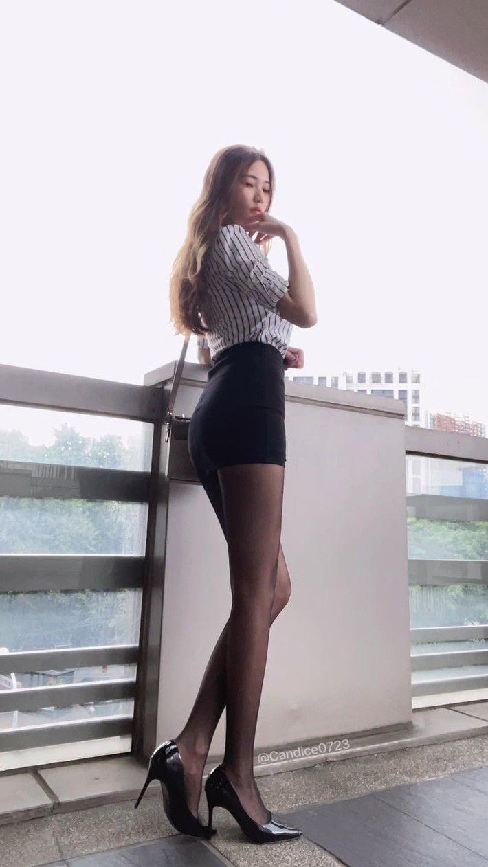Họ cho rằng, đôi tất chân màu đen giống như biểu tượng của Thái Dịch Tâm. Thực sự cô nàng diện đồ cùng tất đen cũng rất phong tình, gợi cảm.
