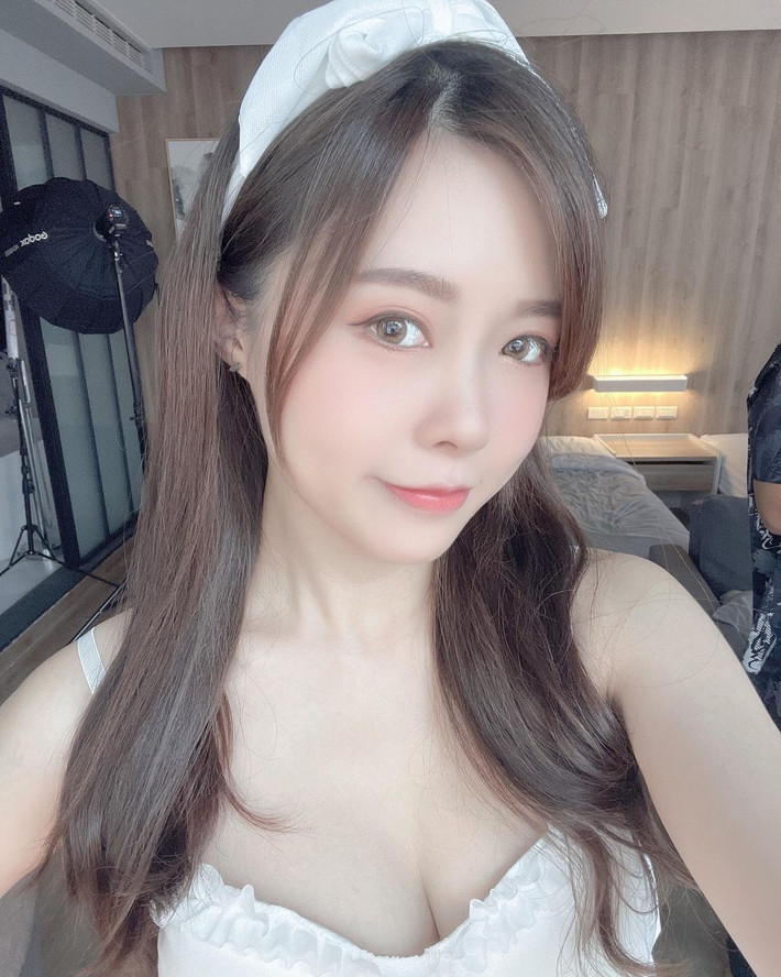 Sau khi tốt nghiệp, ngoài việc làm một bác sĩ nhãn khoa chuyên nghiệp, Thiên Tâm còn tận dụng thời gian rảnh rỗi để làm người mẫu ảnh.