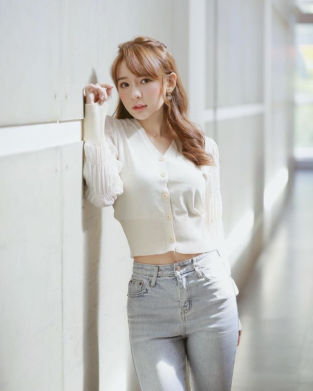 Hot girl gợi cảm Lâm Sa, người Trung Quốc, sở hữu gương mặt ngọt ngào và thân hình nóng bỏng nên gọi được mệnh danh là "mối tình đầu" của vô số chàng trai.