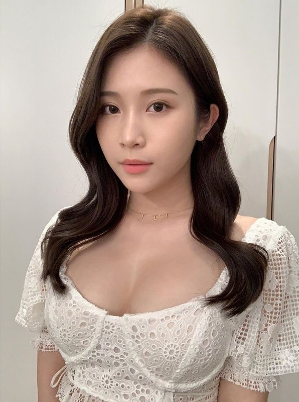 Ngoài việc làm người mẫu, Trịnh Gia Thuần còn làm một streamer chuyên nghiệp. Cô nàng nhận được rất nhiều quà tặng của người hâm mộ qua nền tảng livestream.