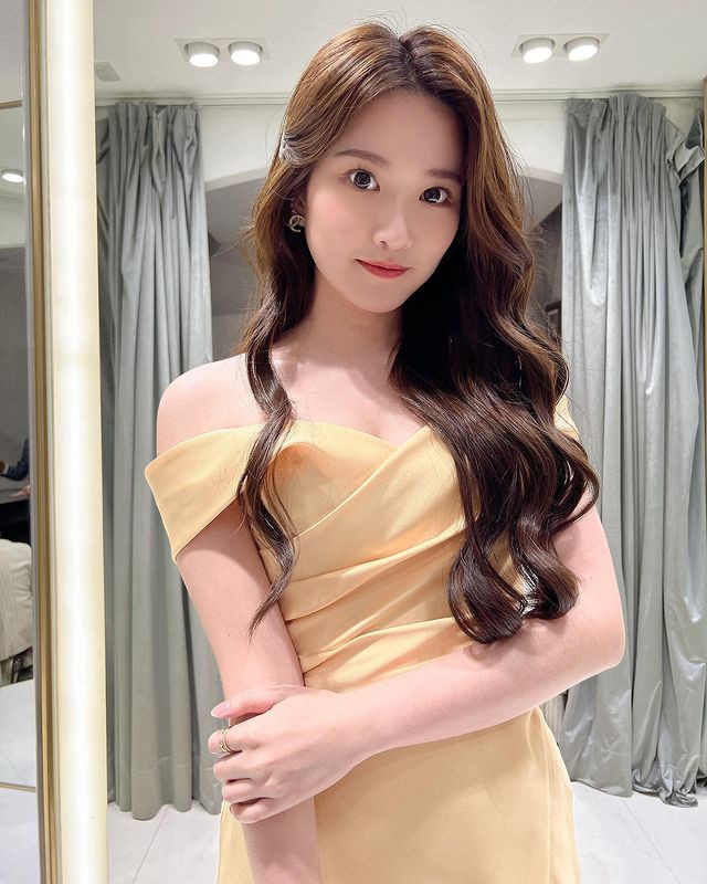 Có lúc cô nàng xinh đẹp quyến rũ như một nữ thần, có lức lại trẻ trung năng động, tràn ngập cảm giác thanh thuần, trong sáng.