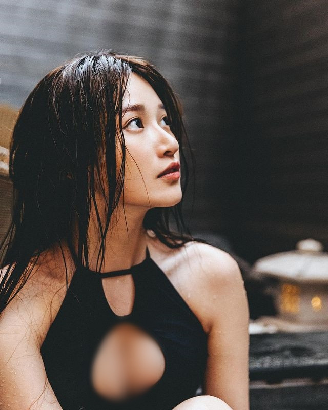 Đa số mọi người đều ca ngợi nhan sắc, đường cong quyến rũ và khí chất của cô nàng, thậm chí có fan hâm mộ còn thúc giục Lư Hân Dư chuyển sang lĩnh vực điện ảnh.