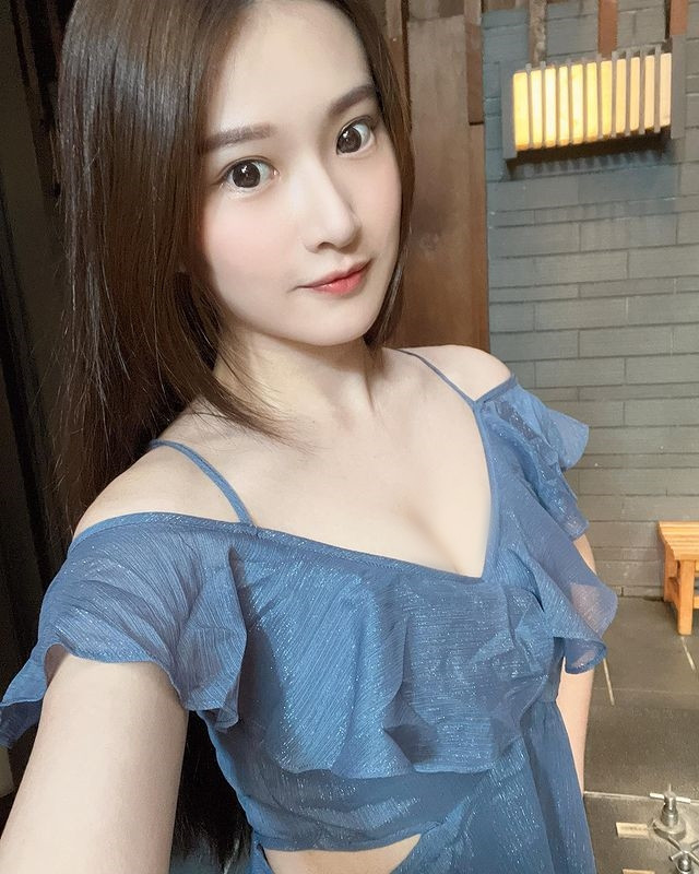 Nữ thần tượng Lư Hân Dư là thành viên nhóm nhạc nữ Wackyboys nổi tiếng và có được một lượng lớn người hâm mộ nhờ gương mặt xinh đẹp và thân hình bốc lửa. Cô nàng cũng là hot girl gợi cảm nhận được nhiều sự tán dương bởi tính cách thân thiện của mình.
