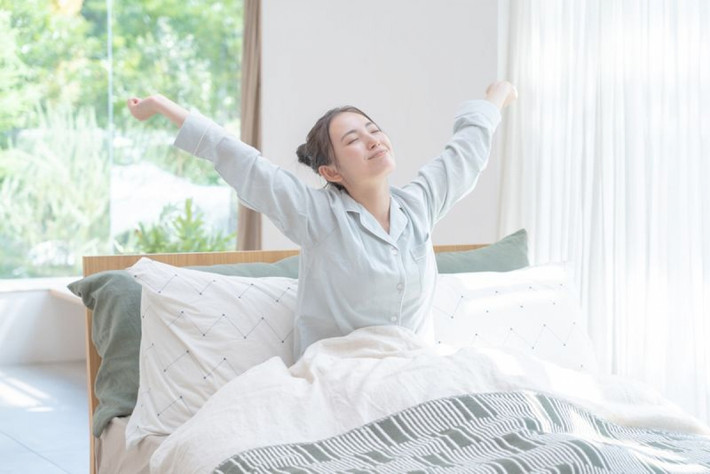 3. Dậy sớm và xoa bụng nhẹ nhàng: Xoa bụng sau khi ngủ dậy sớm có tác dụng thúc đẩy tiêu hóa, cải thiện tình trạng táo bón. Không chỉ thế, còn có tác dụng tốt trong việc phòng và chữa các bệnh về dạ dày, cải thiện tuần hoàn máu, làm dịu gan và điều hòa khí, có lợi cho sức khỏe.
