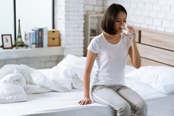 Ngoài ra, người bị đau dạ dày, hãy dậy sớm lấy nước sắc ngâm rượu uống, dạ dày sẽ ngày càng tốt hơn.