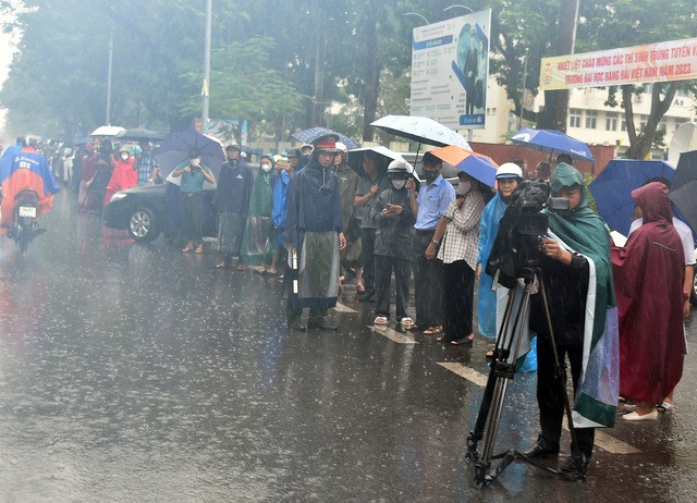 Trong công việc, đồng chí Lê Văn Thành là một cán bộ lãnh đạo trung thành, tận tụy, bản lĩnh, sáng tạo, được đồng chí, nhân dân quý trọng, bạn bè quốc tế yêu mến. Là người chân tình, gần gũi, thân ái, hòa đồng, chia sẻ. Trong gia đình, đồng chí là người chồng, người cha, người ông nhân hậu, mẫu mực, đức độ, giàu đức hy sinh và lòng nhân ái. Ảnh VGP/Đức Tuân.
