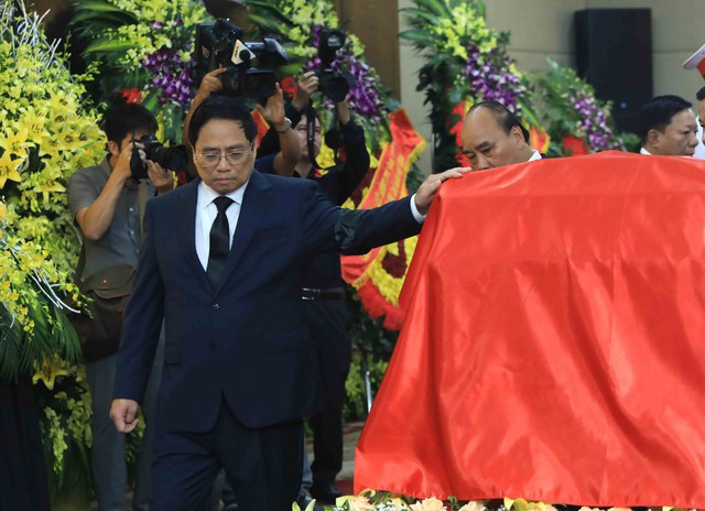 Đồng chí là Đảng viên cách mạng kiên trung, không ngừng phấn đấu, học tập và làm theo tư tưởng, đạo đức, phong cách Hồ Chí Minh; là tấm gương về cần, kiệm, liêm, chính, chí công vô tư; giữ gìn sự đoàn kết, thống nhất trong Đảng, luôn sống, lao động cống hiến cho sự nghiệp chung, đặt lợi ích của Đảng, Tổ quốc và Nhân dân lên trên hết, trước hết. Ảnh VGP/Đức Tuân.