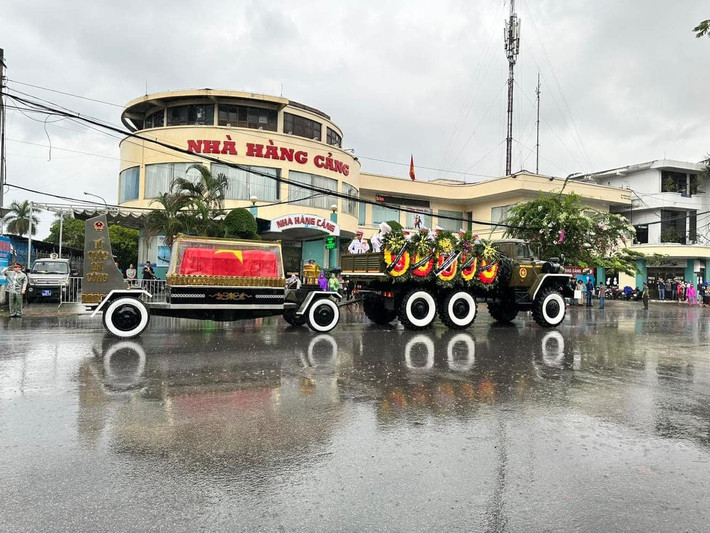 Hình ảnh và những cống hiến của Đồng chí Lê Văn Thành mãi in đậm trong lòng anh em, bạn bè, mỗi cán bộ, đảng viên và Nhân dân.