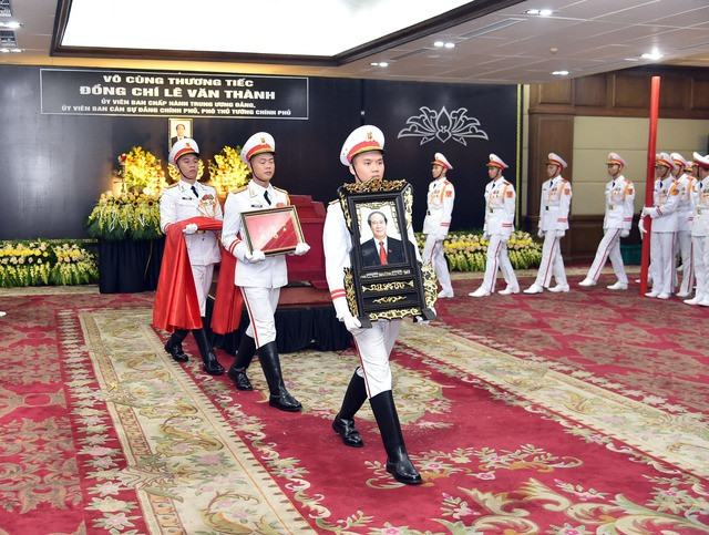 Với cương vị là Bí thư thành ủy Hải Phòng, đồng chí đã để lại rất nhiều dấu ấn với những quyết sách giúp thành phố vươn lên phát triển mạnh mẽ, năng động như: chương trình xây dựng 100 cây cầu; hoàn thành hệ thống giao thông kết nối; xây dựng các khu chung cư mới; xây dựng mỗi phường một công viên cây xanh; xây dựng các xã nông thôn mới kiểu mẫu…Ảnh VGP/Đức Tuân.