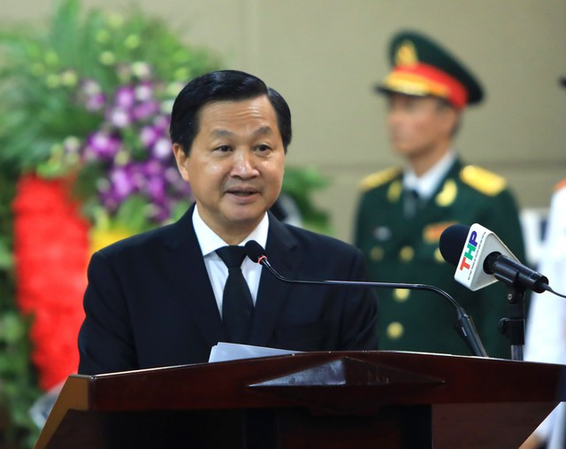 Trong niềm tiếc thương vô hạn, đồng chí Lê Minh Khái, Bí thư Trung ương Đảng, Phó Thủ tướng Chính phủ, Trưởng Ban Lễ Tang Nhà nước, xúc động đọc điếu văn: Hôm nay, trong niềm xúc động và tiếc thương vô hạn, Ban Chấp hành Trung ương Đảng, Quốc hội, Chủ tịch nước, Chính phủ nước Cộng hòa xã hội chủ nghĩa Việt Nam, Ủy ban Trung ương Mặt trận Tổ quốc Việt Nam và gia đình tổ chức trọng thể Lễ truy điệu và tiễn đưa đồng chí Lê Văn Thành về nơi an nghỉ cuối cùng. Ảnh VGP/Đức Tuân.