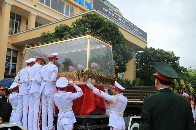 Với ý chí, bản lĩnh, tâm huyết và sự quyết tâm, tác phong lãnh đạo quyết liệt, sâu sát, thẳng thắn, luôn trăn trở nghiên cứu, tìm tòi những cách làm sáng tạo, đồng chí Lê Văn Thành đã có những đóng góp xứng đáng vào quá trình hoạch định và tổ chức thực hiện đường lối, xây dựng và phát triển đất nước do Đảng ta khởi xướng và lãnh đạo, để lại nhiều bài học hay, kinh nghiệm quý báu cho các thế hệ sau học tập và noi theo, nhất là đối với Thành phố Hải Phòng. Ảnh VGP/Đức Tuân.