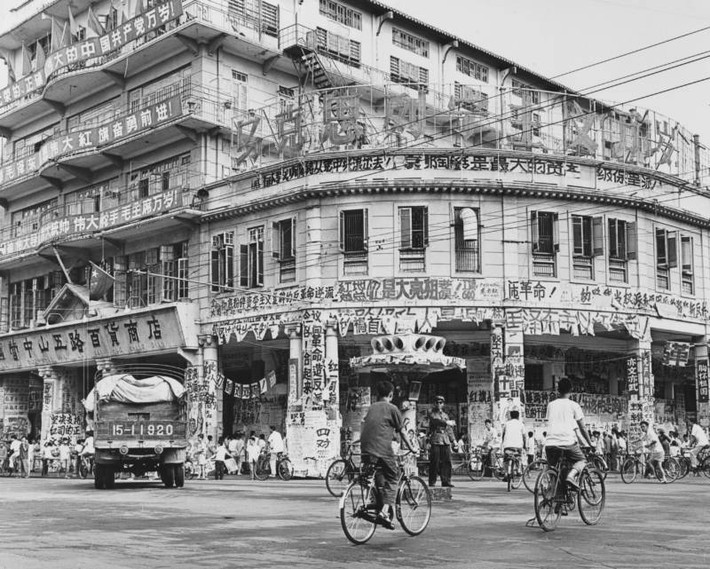 Những tòa nhà cổ kính với nhiều áp phích có hình Chủ tịch Mao Trạch Đông được dán trên nhiều bức tường ở Quảng Châu năm 1966.