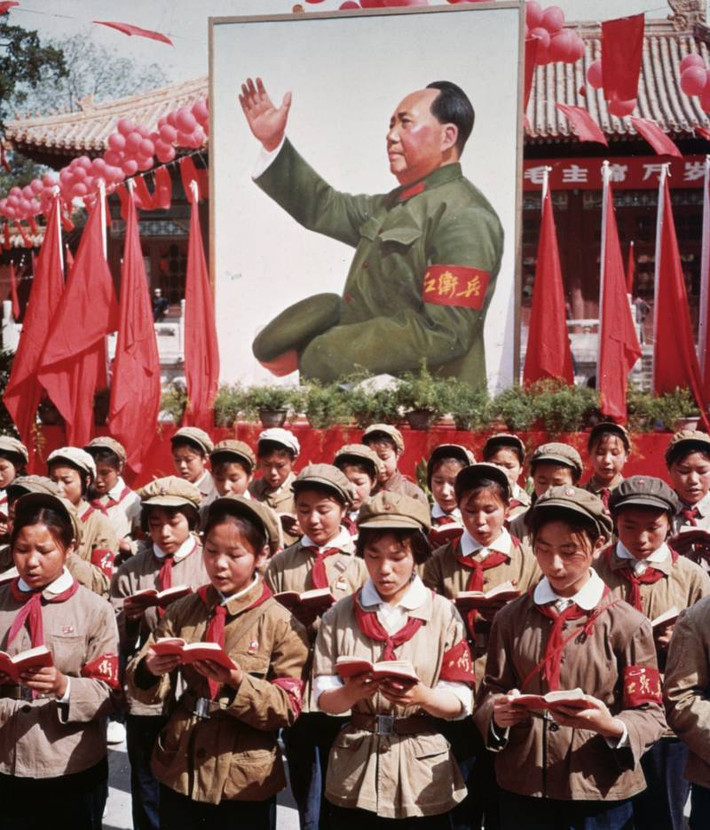 Trẻ em Trung Quốc mặc đồng phục với bức ảnh phía sau là hình ảnh Chủ tịch Mao Trạch Đông năm 1968.