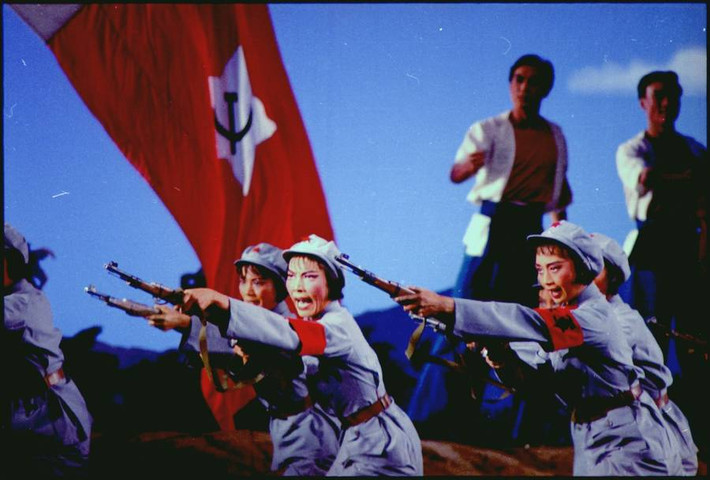 Một nhóm nghệ sĩ có màn biểu diễn ấn tượng tại Bắc Kinh ngày 22/2/1972.