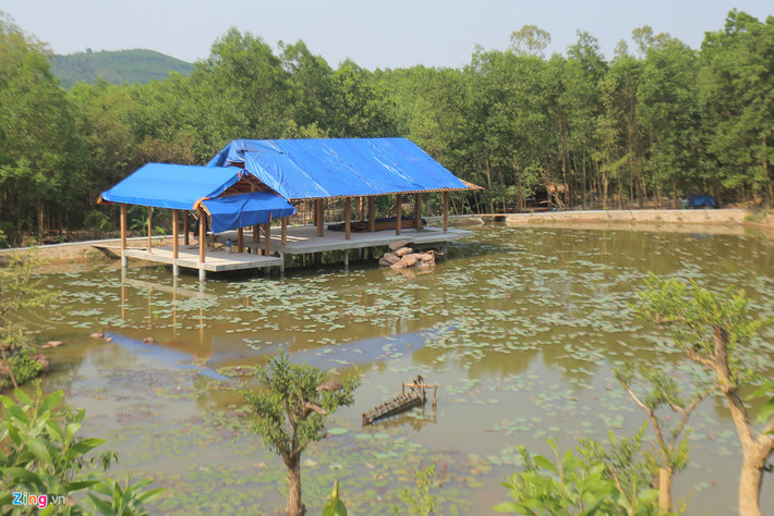 Trên đồi Hóc Nhộng, Hóc Đèn thuộc thôn Trà Lý, xã Duy Sơn, Huyện Duy Xuyên (Quảng Nam), nhiều hạng mục như nhà ở, nhà ăn, chòi canh của một khu nghỉ dưỡng sinh thái được xây dựng tại đây.