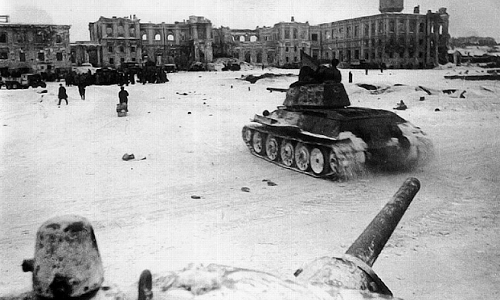 Hitler tin rằng nếu chiếm được Stalingrad thì sẽ khiến tinh thần của người dân Liên Xô bị suy sụp. Nguyên do là vì thành phố này có có ý nghĩa quan trọng đối với người dân xứ sở bạch dương. Trong số này có việc Stalingrad là thành phố lớn nhất được đặt theo tên nhà lãnh đạo Liên Xô Iosif Vissarionovich Stalin.