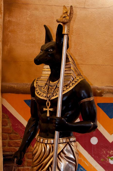 Theo truyền thuyết, vị thần đầu chó rừng này đã giúp ướp xác thần Osiris sau khi bị thần Seth giết chết. Vì vậy, các thầy tư tế thường đeo mặt nạ thần Anubis trong các lễ ướp xác.