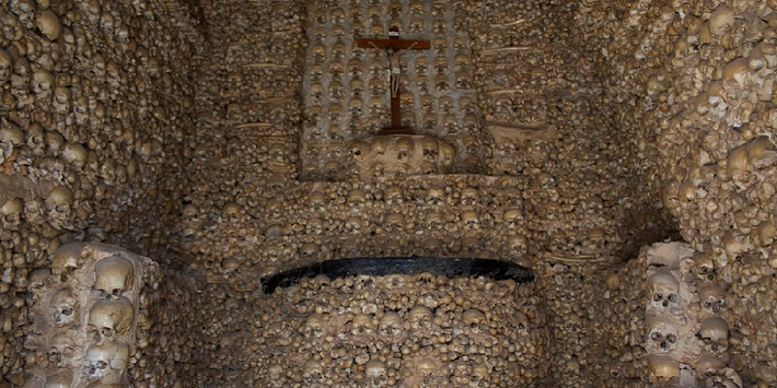 Nhà thờ xương người Capela dos Ossos nằm ở thành phố Évora, Bồ Đào Nha. Kiến trúc này được dòng tu sĩ Phanxicô xây dựng vào thế kỷ 16 theo phong cách Gothic.