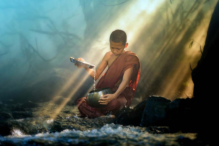 Phật giáo Tây Tạng nổi tiếng với quan niệm về cái chết và hóa thân tái sinh của các Lạt Ma. Hóa thân được hiểu là sự hiện diện của chư Phật, bồ tát và các vị đạo sư có sự giác ngộ cao và thực hiện cứu độ.
