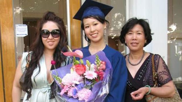 Theo đó, nữ sinh viên 21 tuổi người Canada gốc Hoa đã ra ngoài hành lang để xem có chuyện gì. Cô đi ra rồi lại đi vào thang máy vài lần.
