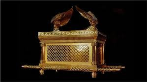Nguyên do là vì Hòm giao ước được Moses chế tạo theo chỉ thị của Chúa.