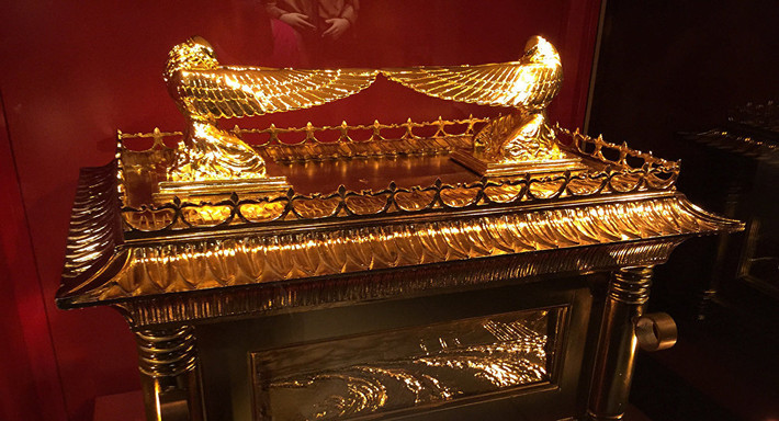 Theo mô tả trong Sách Xuất Hành, Hòm giao ước (The Ark of the Covenant) được người Do Thái xem là báu vật linh thiêng.