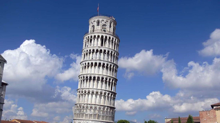 Một trong những giải pháp đó là: do Pisa nghiêng về phía nam nên các chuyên gia là chuyển đi một phần đất ở phía bắc, chủ yếu gồm cát và đất sét nhằm khiến kiến trúc này đứng thẳng.