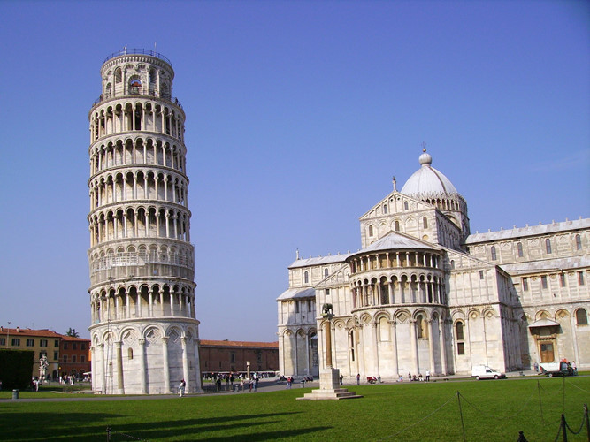 Mặc dù bị nghiêng như vậy nhưng Pisa không sụp đổ. Nguyên do là vì công trình này được các chuyên gia thực hiện dự án tu sửa, gia cố kể từ năm 1990 nhằm giúp tòa tháp không bị đổ.