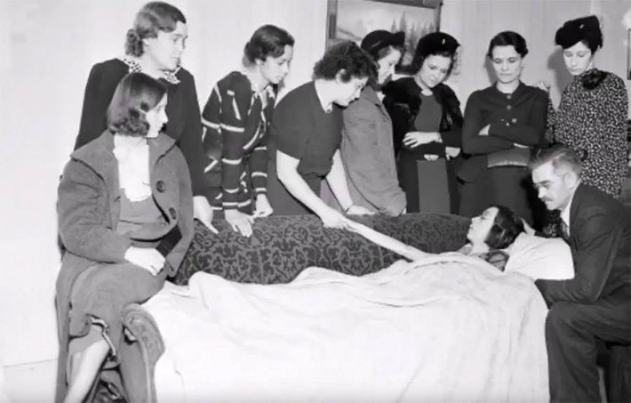 Vài ngày sau, toàn bộ xương hàm của Mollie Maggia vỡ vụn. Đến ngày 12/9/1922, nữ công nhân 24 tuổi qua đời vì xuất huyết nghiêm trọng. Tuy nhiên, bác sĩ khi ấy viết giấy chứng tử cho cô có nội dụng bệnh nhân chết vì bệnh giang mai.