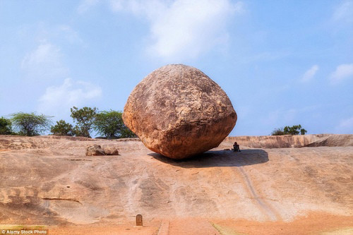 "Hòn đá của Chúa" nằm nguyên một vị trí khá "hiểm hóc" trong hơn 1.300 năm qua. Trên thực tế, nó nằm chênh vênh trên một mặt đồi nghiêng 45 độ. Khi nhìn hòn đá này, nhiều người cảm thấy như nó sắp sửa lăn xuống phía dưới.
