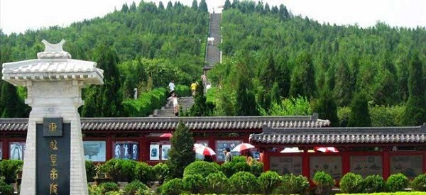 Đối với bậc cửu ngũ chí tôn, 4 phương: Đông, Tây, Nam, Bắc rất quan trọng trong việc xây dựng lăng mộ bởi nó thể hiện vị trí quyền lực của người quá cố.