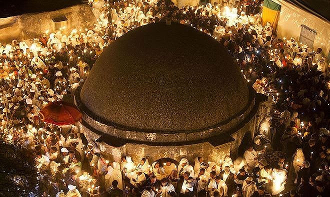 Cụ thể, tọa lạc tại vùng đất linh thiêng Jerusalem là nhà thờ Mộ Chúa Jesus. Đây là một trong những nhà thờ cổ xưa nhất thế giới.