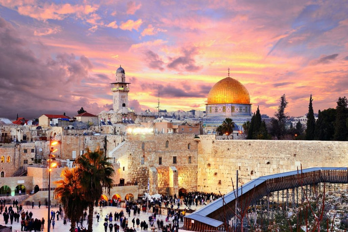 Không chỉ các tín đồ Thiên chúa giáo, hàng triệu khách tham quan ghé thăm Jerusalem để chiêm ngưỡng và tìm hiểu những giá trị lịch sử về các công trình kiến trúc cổ xưa ở thành phố này.