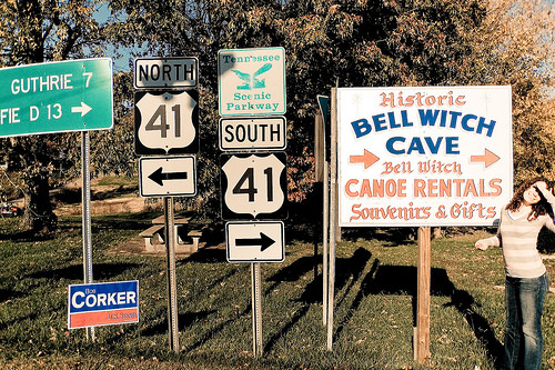 Bang Tennessee có một cái hang mang tên Bell Witch. Người dân địa phương tin rằng, chiếc hang này chính là nơi khi xưa phù thủy Kate Batts dùng để di chuyển giữa chốn địa ngục và nhân gian.