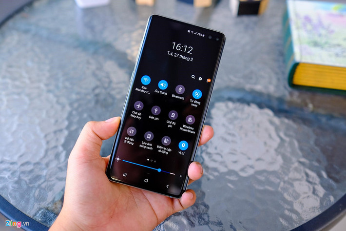 Máy được chạy trên nền Android 9.0, tùy biến theo giao diện One UI 1.1. Với One UI, Samsung mang đến một giao diện có thiết kế rộng rãi, để cải thiện khả năng đọc và thao tác một tay của người dùng.