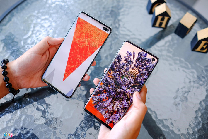 Galaxy S10 và S10+ là 2 smartphone được cộng đồng công nghệ đánh giá là đẹp nhất từ trước đến nay của Samsung và của thế giới di động nửa đầu 2019. Điểm nhận biết của Galaxy S10 và S10+ là kích thước màn hình và số camera trước. Galaxy S10 có màn hình 6,1 inch với 1 camera selfie, trong khi Galaxy S10+ là 6,4 inch có 2 camera selfie. Cả 2 máy đều sở hữu thiết kế mới với màn hình vô cực được Samsung gọi là Infinity-O. Viền màn hình mỏng giúp cho hình ảnh hiển thị tràn viền, camera selfie được giấu ở góc phải không ảnh hưởng nhiều tới hình ảnh.