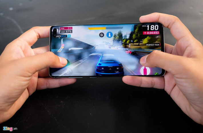 Bộ đôi này đều dùng chip Exynos 9820 8 nhân, RAM 8 GB và bộ nhớ trong lên 128 GB, đồng thời vẫn hỗ trợ mở rộng bằng thẻ nhớ. Về cơ bản, đây là một trong những smartphone có cấu hình mạnh mẽ hiện nay, máy có thể đáp ứng các tựa game từ nhẹ đến nặng.