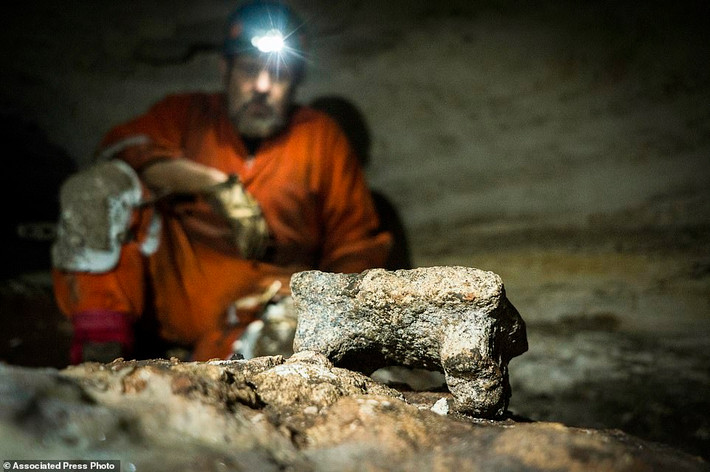 Nhiều bình gốm mang hình dáng của Tlaloc - thần mưa của người Maya thời xưa. Số cổ vật này dường như không có dấu hiệu bị xáo trộn trong suốt nhiều thế kỷ qua.