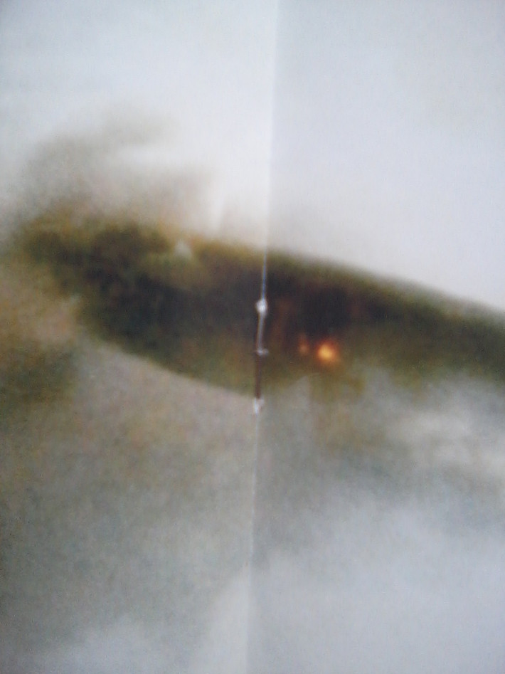 Một bức ảnh UFO khác được viết dòng chữ: "Ảnh tiết lộ trái phép. Giấy chứng nhận an ninh (sic) SSN 674. Chế tài hình sự”.