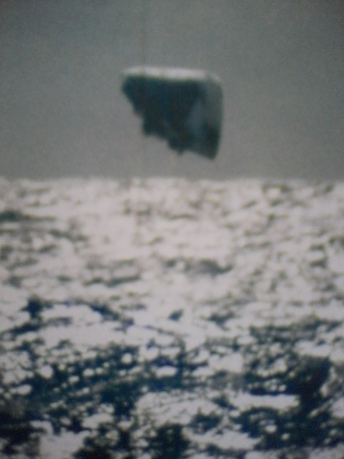 Một trong số những bức ảnh UFO được công bố trên tạp chí Top Secret có dòng chú thích: "Ảnh chính thức. Không được phát hành. CT ".