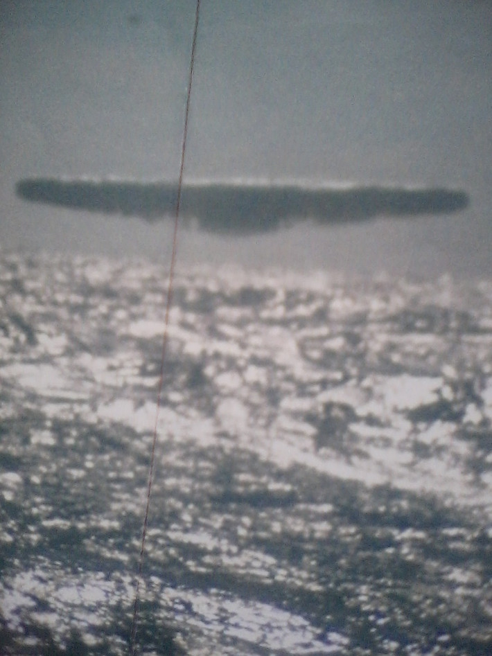 Một số hình ảnh hiếm chụp UFO được tạp chí Top Secret của Pháp công bố được cho là do Hải quân Mỹ rò rỉ ra bên ngoài.