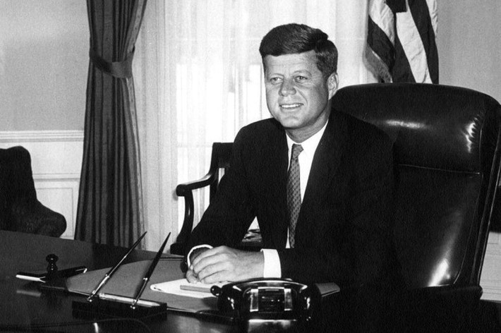 Do không biết Eroni Kumana và Biuku Gasawere có thuộc phe địch hay không nên ông Kennedy đưa ra quyết định liều lĩnh bằng cách lấy một con dao và khắc lên quả dừa dòng chữ: "11 người còn sống. Cần thuyền nhỏ".