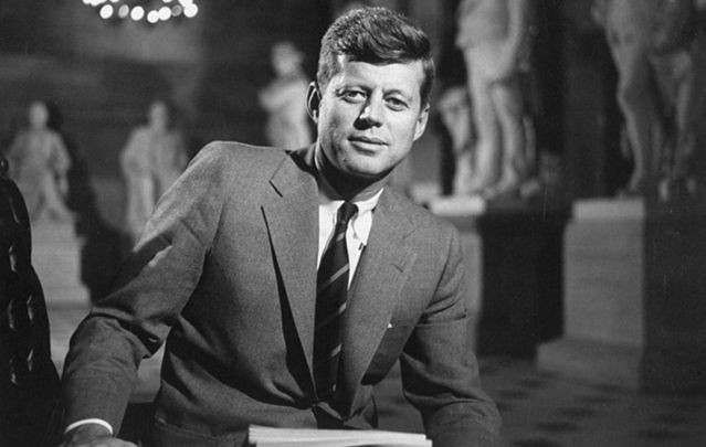 Về sau, ông Kennedy gặp được hai người dân Eroni Kumana và Biuku Gasawere sống ở quần đảo Solomon đi xuồng ngang qua nên nảy ra ý định truyền tin cầu cứu.
