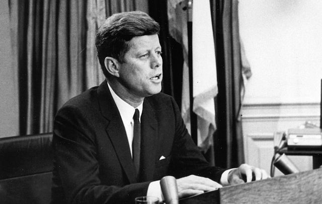 Vào năm 1943, Tổng thống John F. Kennedy đảm nhiệm chức vụ thuyền trưởng tàu tuần tra ngư lôi (được gọi là PT). Loại tàu này chở khoảng 10 người và 4 quả ngư lôi.